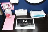 劇場内に置かれたアルコール消毒液。