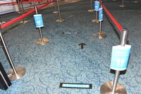 距離を確保するための足元の目印。