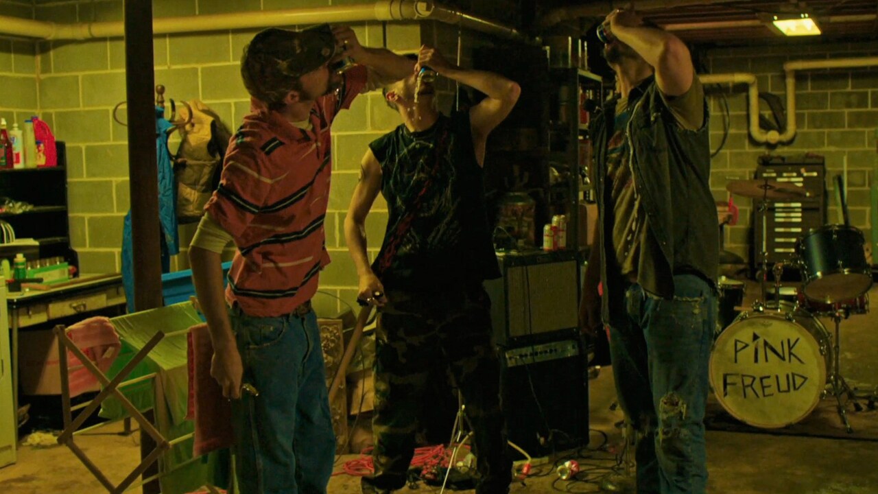 バンド仲間でバカ騒ぎ、「ディック・ロングはなぜ死んだのか？」冒頭映像が解禁