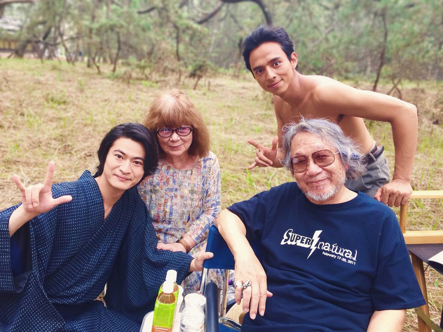 「花筐／HANAGATAMI」撮影現場の様子。右上から時計回りに満島真之介、大林宣彦、窪塚俊介、大林恭子。