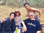 「花筐/HANAGATAMI」撮影現場の様子。右上から時計回りに満島真之介、大林宣彦、窪塚俊介、大林恭子。