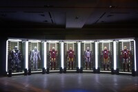 会場イメージ。「アイアンマン」トニー・スタークのラボに格納されたアーマー群。