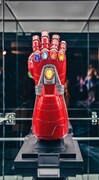 会場イメージ。「アベンジャーズ／エンドゲーム」トニー・スタークのインフィニティ・ガントレット。