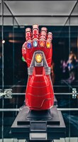 会場イメージ。「アベンジャーズ／エンドゲーム」トニー・スタークのインフィニティ・ガントレット。