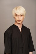 坂口健太郎演じるKEY。