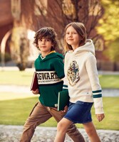 左から（ヤング）パーカー（税込2999円）、（ヤング）パーカー（税込2499円）。