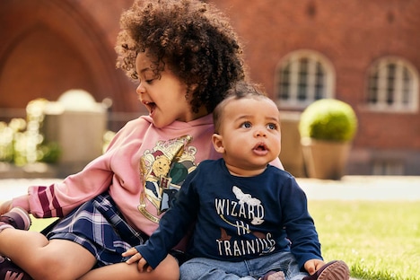 左から(キッズ)パーカー(税込1999円)、 (ベビー)スウェット(税込799円)。