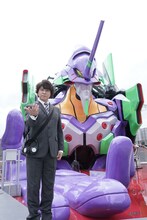 「エヴァンゲリオン京都基地」を訪れた上川隆也。