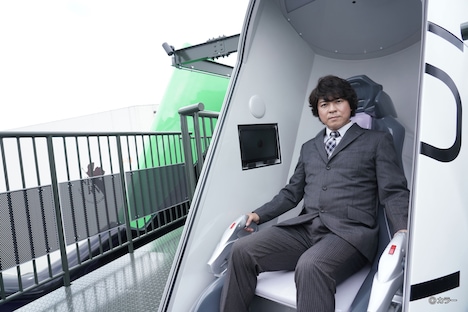「エヴァンゲリオン京都基地」に試乗する上川隆也。