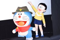 左からドラえもん、のび太。