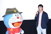 左からドラえもん、今井一暁監督。