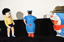 しっぽをアピールする渡辺直美（中央）。