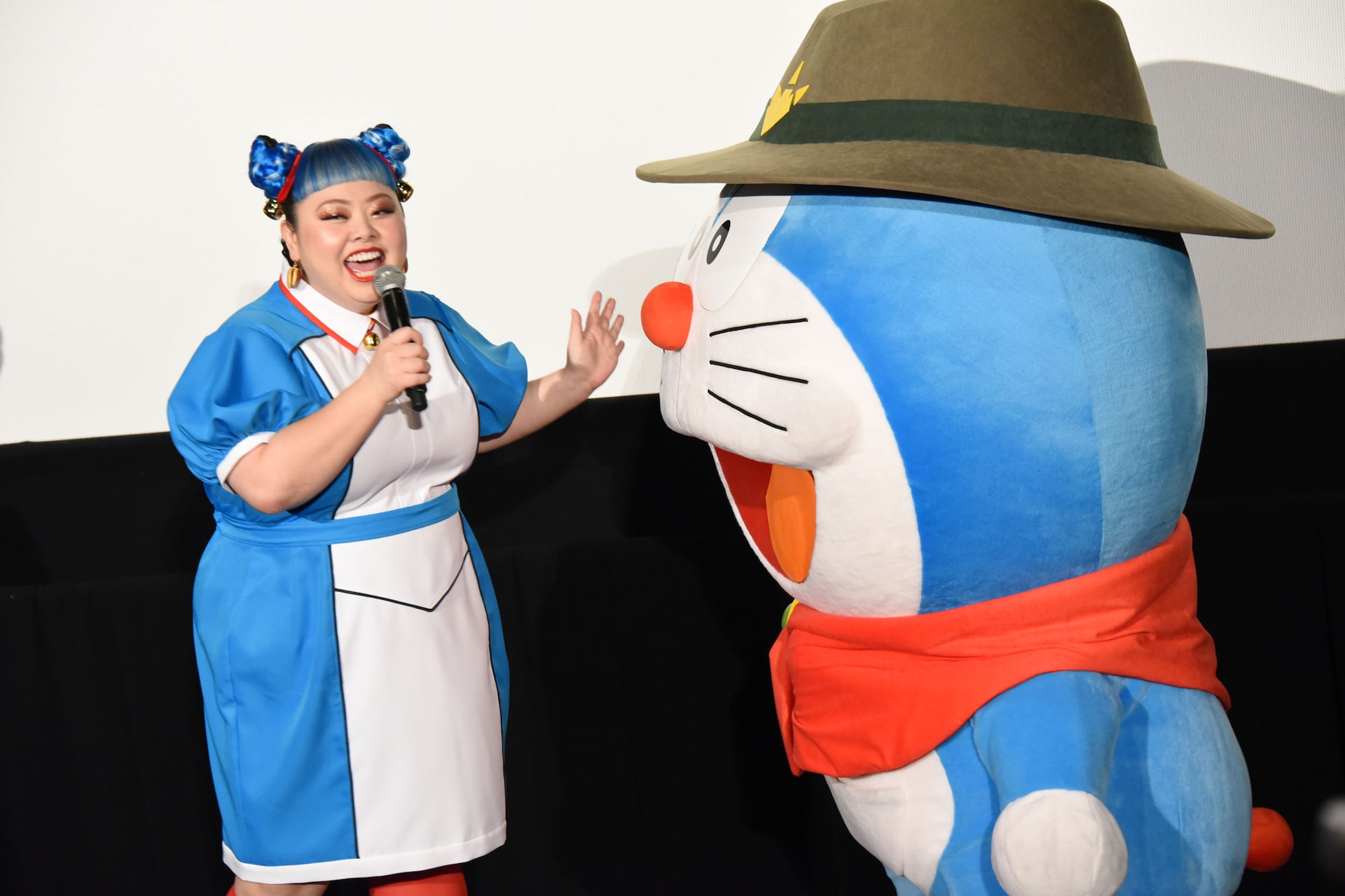 渡辺直美がドラコーデで登場、どら焼きイヤリングにドラえもん詰め寄る