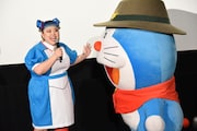 左から渡辺直美、ドラえもん。