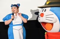 「映画ドラえもん のび太の新恐竜」公開記念舞台挨拶にて、渡辺直美（左）のどら焼きイヤリングを凝視するドラえもん（右）。