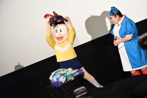 タイムふろしきをめくると、のび太への誕生日プレゼントが登場。