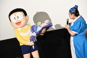 誕生日プレゼントに花束をもらったのび太(左)。