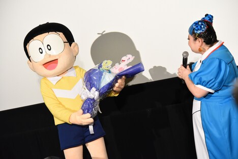 誕生日プレゼントに花束をもらったのび太(左)。