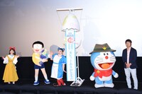 「映画ドラえもん のび太の新恐竜」公開記念舞台挨拶の様子。左から弘中綾香、のび太、渡辺直美、ドラえもん、今井一暁監督。