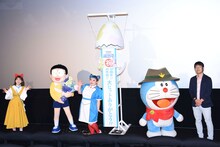 左から弘中綾香、のび太、渡辺直美、ドラえもん、今井一暁。