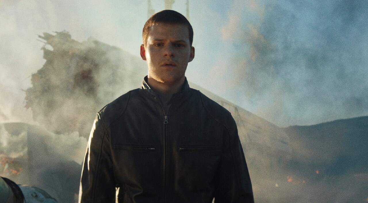 ルーカス・ヘッジズが吹っ飛ぶ「ハニーボーイ」冒頭映像