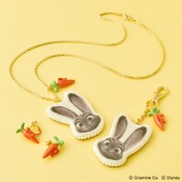 ジュディ ホームメイド キャロットケーキ ネックレス（税込1万2100円 / 左）、バッグチャーム（税込9900円 / 右）。