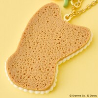 ジュディのチャームの裏面。