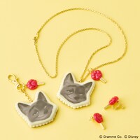 ニック ホームメイド キャロットケーキ バッグチャーム（税込9900円 / 左）、ネックレス（税込1万2100円 / 右）。