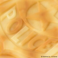 警官バッジ クッキーブローチの表面。