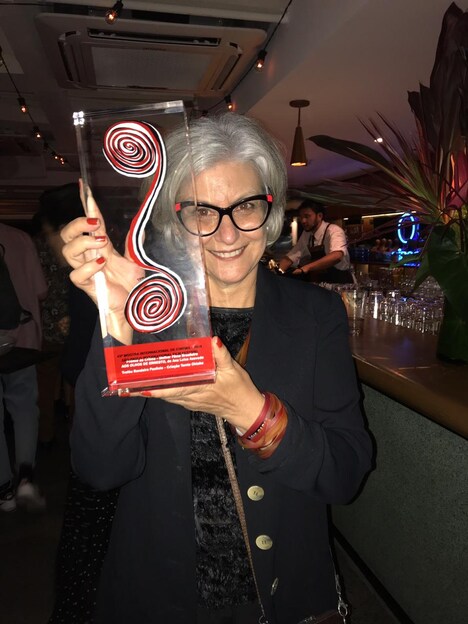 サンパウロ国際映画祭で批評家賞のトロフィーを手にするアナ・ルイーザ・アゼヴェード。