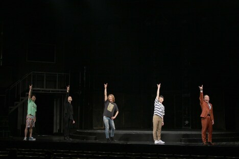 「キエチマエカナシミー!」と叫ぶキャストたち。(撮影:阿久津知宏)