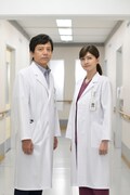 左から勝村政信、内田有紀。