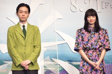 「糸」完成報告会の様子。左から菅田将暉、小松菜奈。