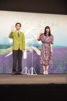 「糸」完成報告会の様子。左から菅田将暉、小松菜奈。