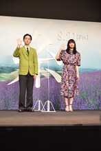 「糸」完成報告会の様子。左から菅田将暉、小松菜奈。