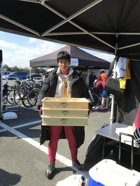 田所パンのパンを大量に持つ、田所迅役の菅原健。