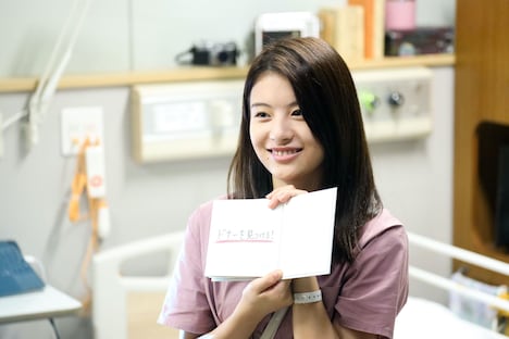 出口夏希演じる長谷川愛里。