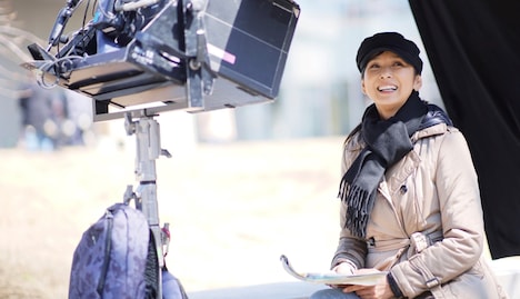 撮影現場の黒木瞳。