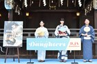 「Daughters」ヒット祈願、三吉彩花と阿部純子が擬似ルームシェア回想「1日中2人で」