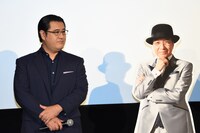 左から小手伸也、小日向文世のパネル。