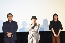 左から小手伸也、小日向文世のパネル、長澤まさみ。