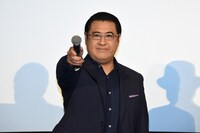 生中継の実施劇場とのコール＆レスポンスに挑戦する小手伸也。