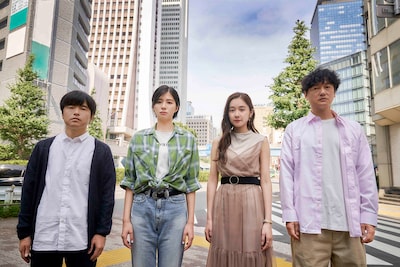 左からバカリズム、佐久間由衣、堀田真由、井浦新。