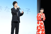 左から渡辺大知、奈緒。