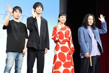 「僕の好きな女の子」初日舞台挨拶の様子。左から玉田真也、渡辺大知、奈緒、又吉直樹。