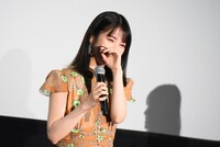 特別映像を観て涙する浜辺美波。