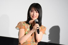 特別映像を観て涙する浜辺美波。