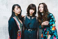 左から大原優乃、白石聖、長井短。