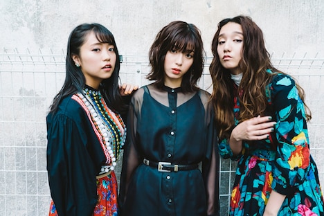 左から大原優乃、白石聖、長井短。