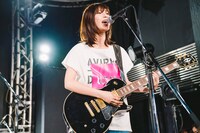 「時をかけるバンド」より、白石聖演じる有希。